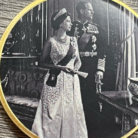 Queen Elizabeth II coin and pin - Picture 4 of 11